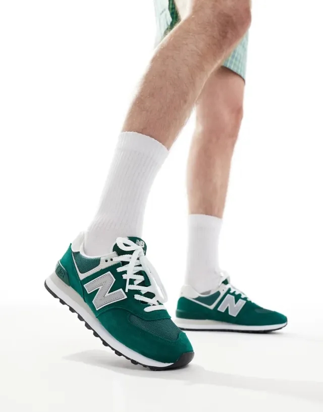New Balance  574  men's Shoes (Trainers) in Green
