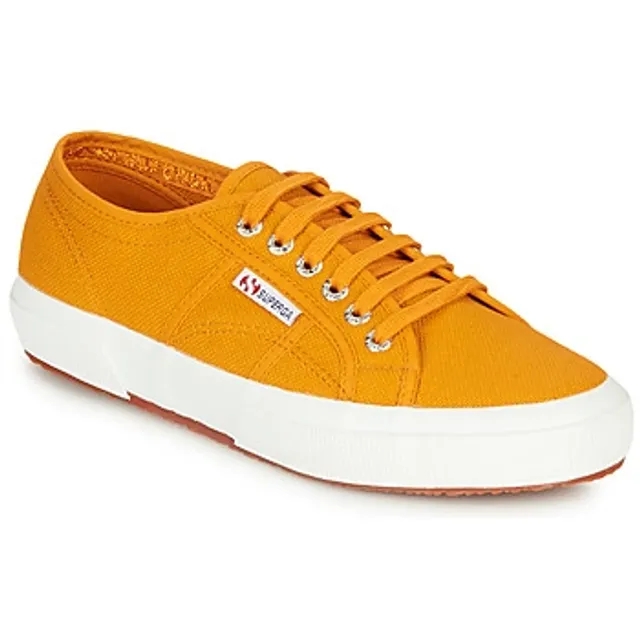 Superga  2750 COTU CLASSIC  women's Shoes (Trainers) in Yellow