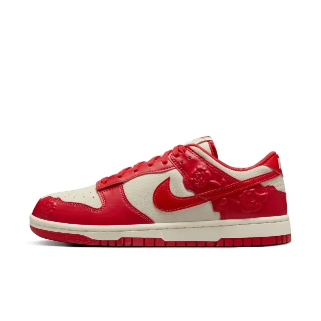 Nike Dunk Low Se Trainers In Red And Off-White