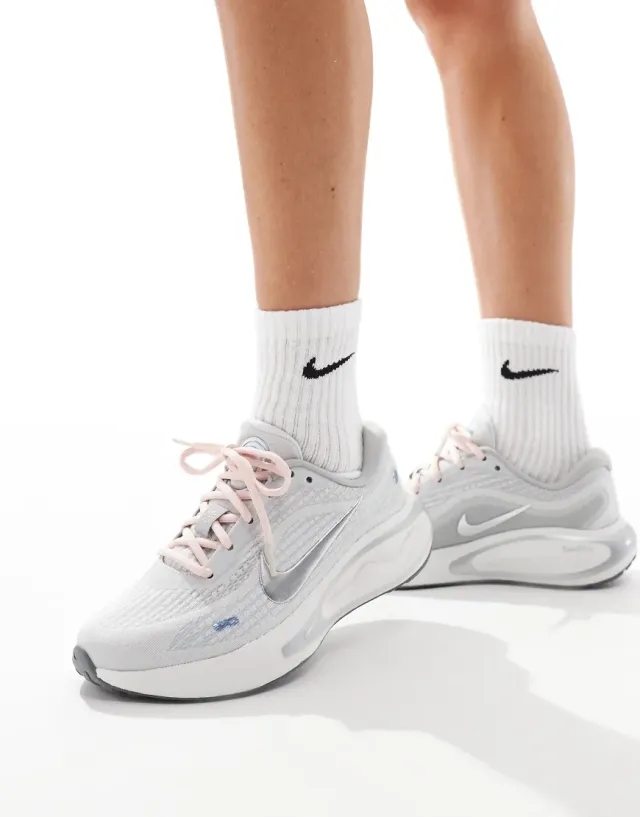 Nike Journey Run Neutral Running Shoe Women - Lightgrey