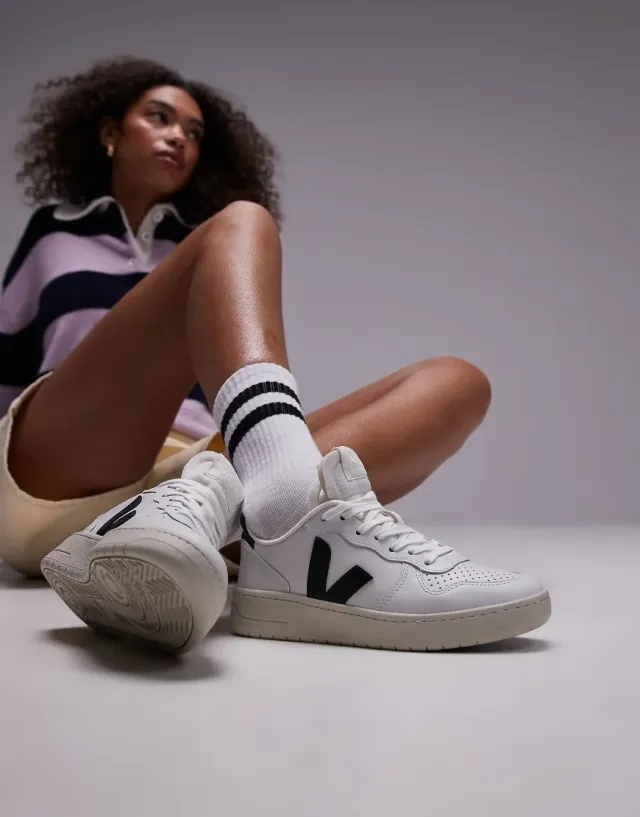 Veja V-10 Trainer In Extra White Black