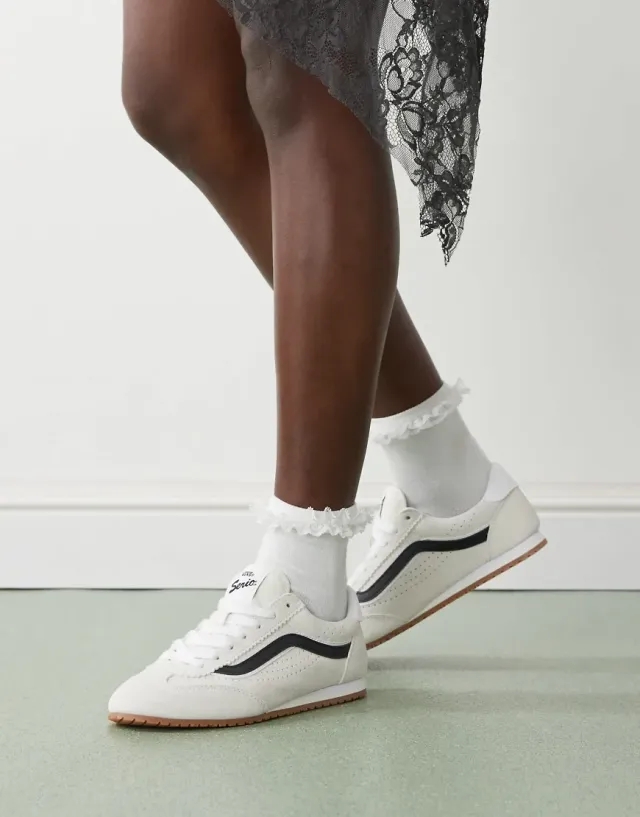 Vans  Super Lowpro  women's Shoes (Trainers) in White