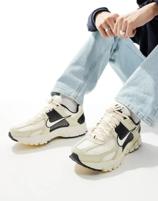Nike Zoom Vomero 5 Trainers Trainers In Cream And Black-White