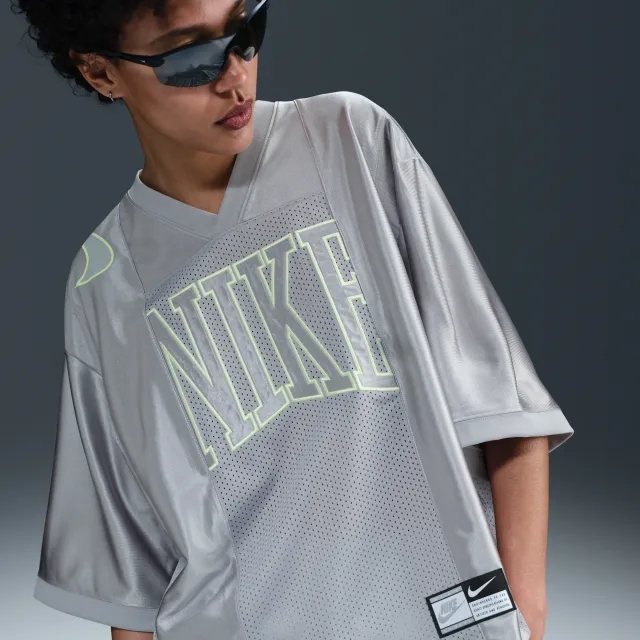 Nike Sportswear Street Women's Oversized Short-Sleeve Graphic Top - Grey - Sustainable Materials