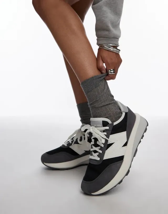New Balance 370 Trainers