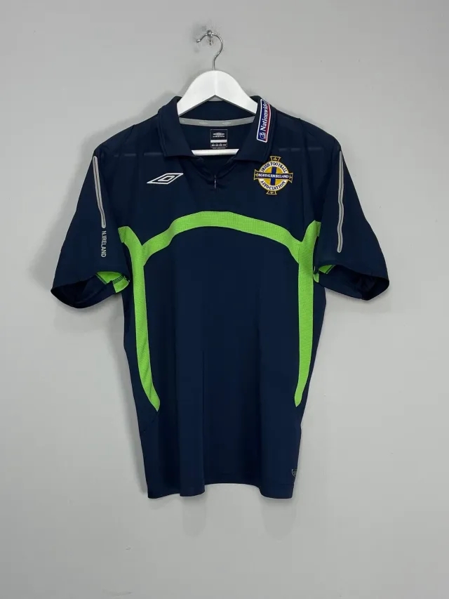 CULT KITS - 2005/06 NORTHERN IRELAND TRAINING SHIRT (M) UMBRO