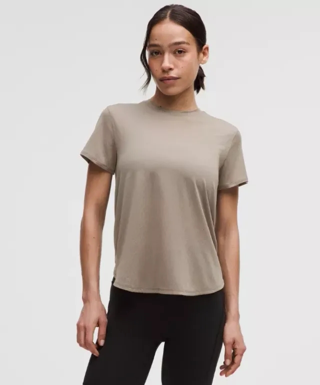 lululemon – Women's Lightweight Split-Back Training T-Shirt – Color Grey/Khaki – Size L