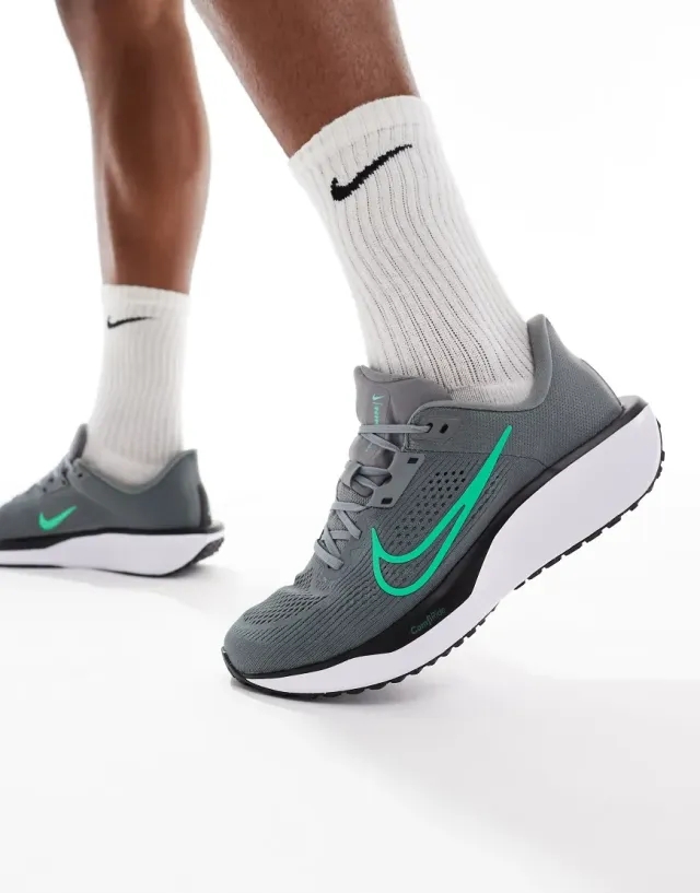 Men's Nike Quest 6 Running Shoes in Black/White 