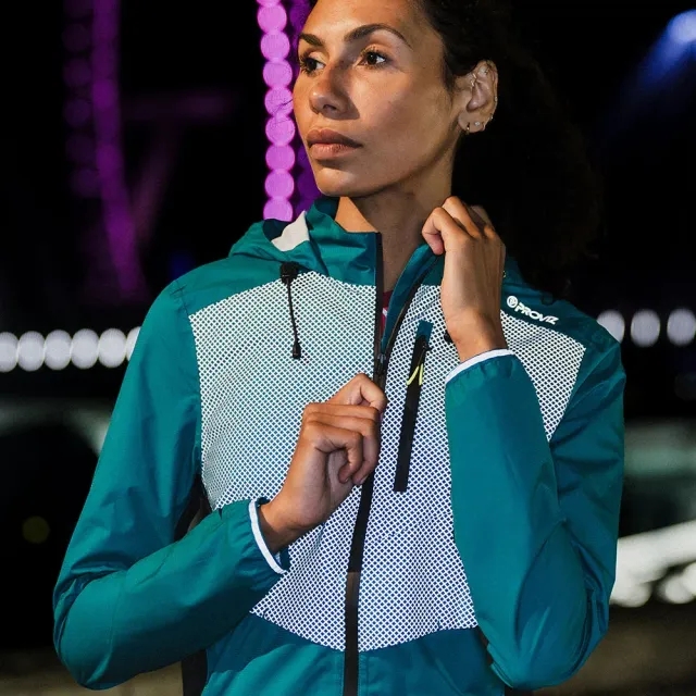 Lumina Women's Running Jacket + Chest Light Bundle