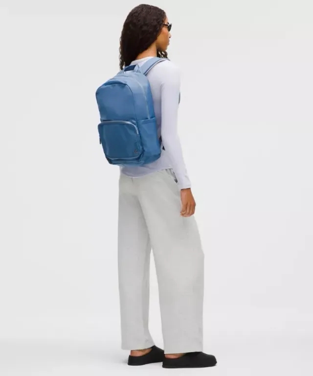lululemon – Everywhere Backpack 22L Metal Hardware – Color Silver/Blue
