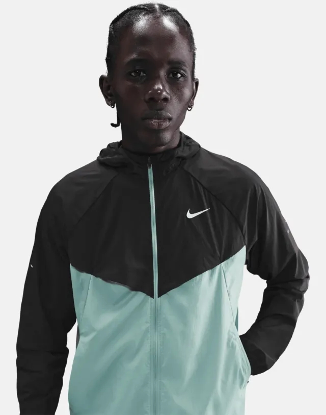Men's Nike Stride Woven Jacket in Black 