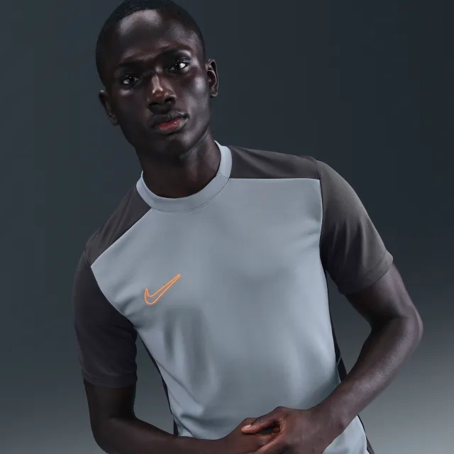 Nike Academy Men's Dri-FIT Short-Sleeve Football Top - Grey - Recycled Polyester